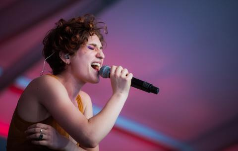 Image of Quinn Brodsky singing at the Undergraduate Ceremony